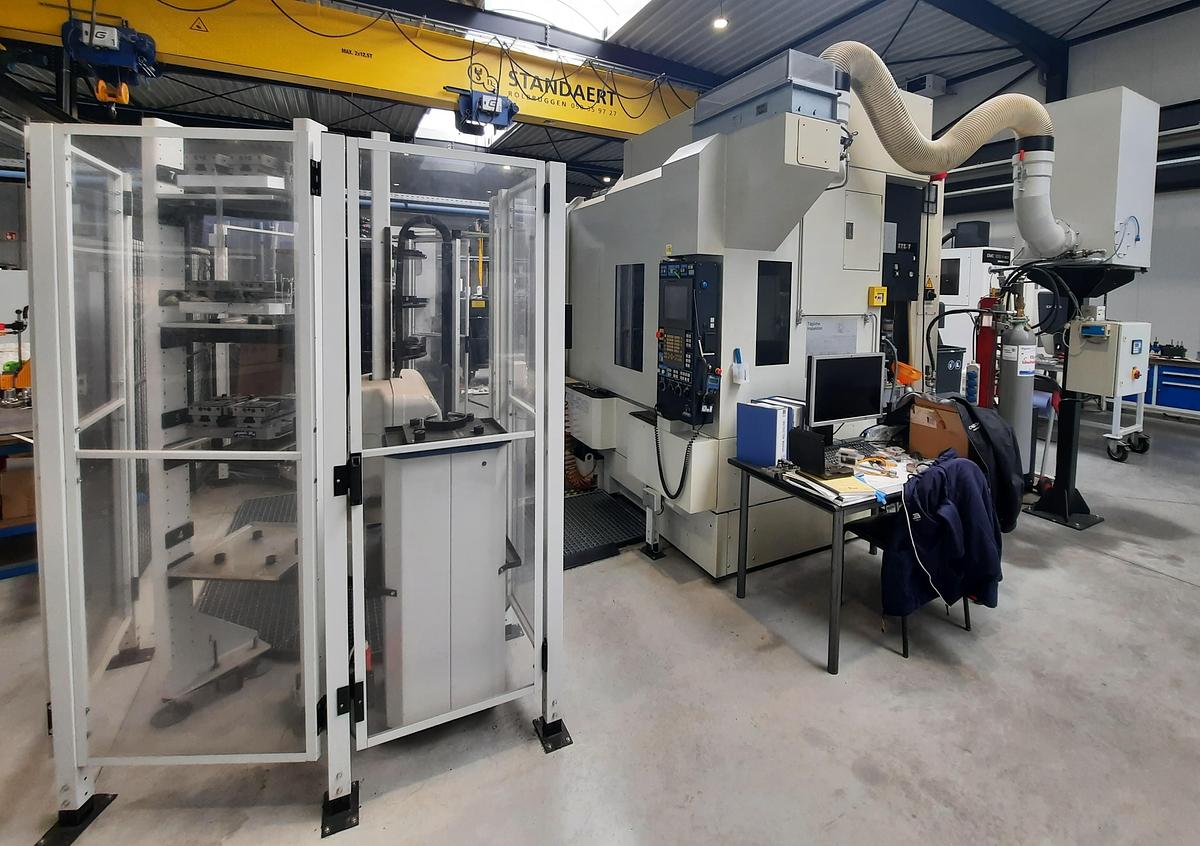 Used 2007 MAKINO V56-5XB + 3R System robot cell