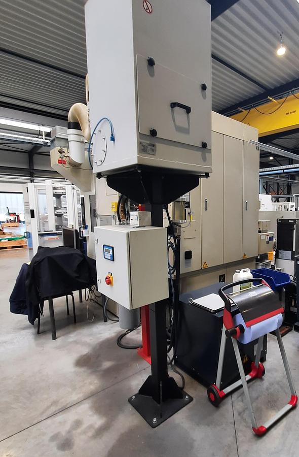 Used 2007 MAKINO V56-5XB + 3R System robot cell