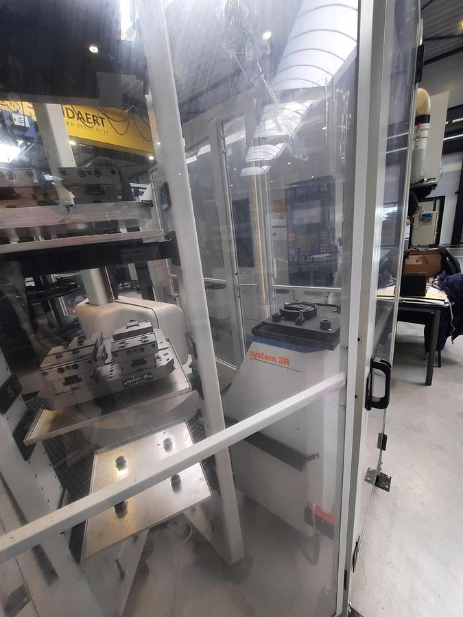 Used 2007 MAKINO V56-5XB + 3R System robot cell