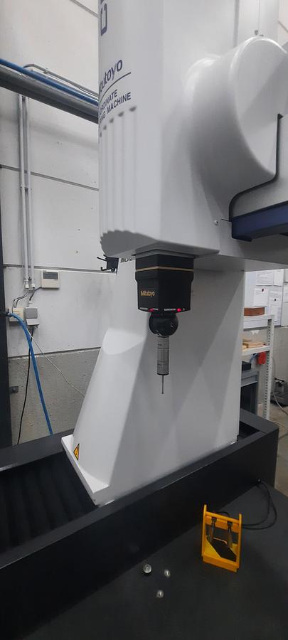 Used 2012 MITUTOYO Crysta Apex S-9106 CMM