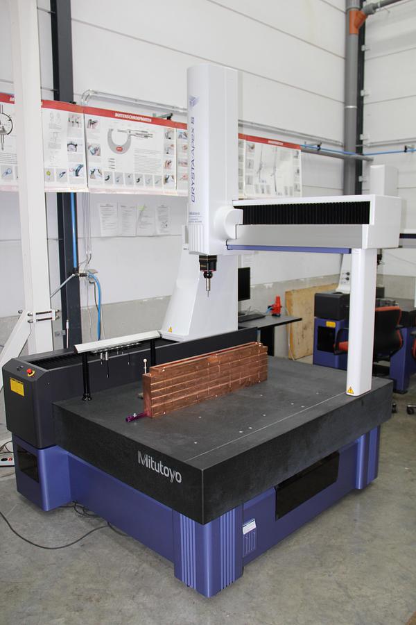 Used 2012 MITUTOYO Crysta Apex S-9106 CMM