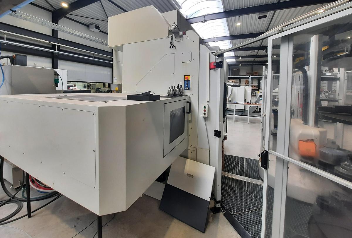 Used 2007 MAKINO V56-5XB + 3R System robot cell