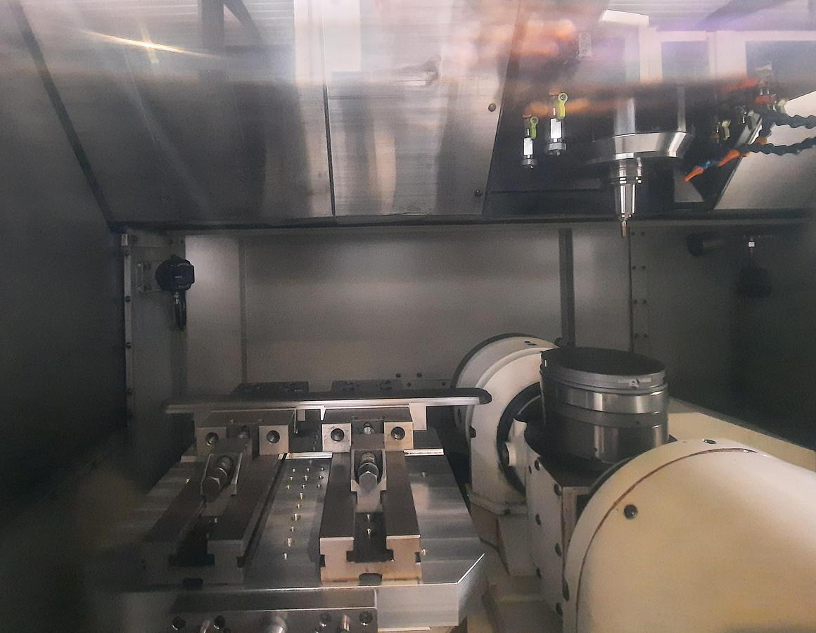Used 2007 MAKINO V56-5XB + 3R System robot cell