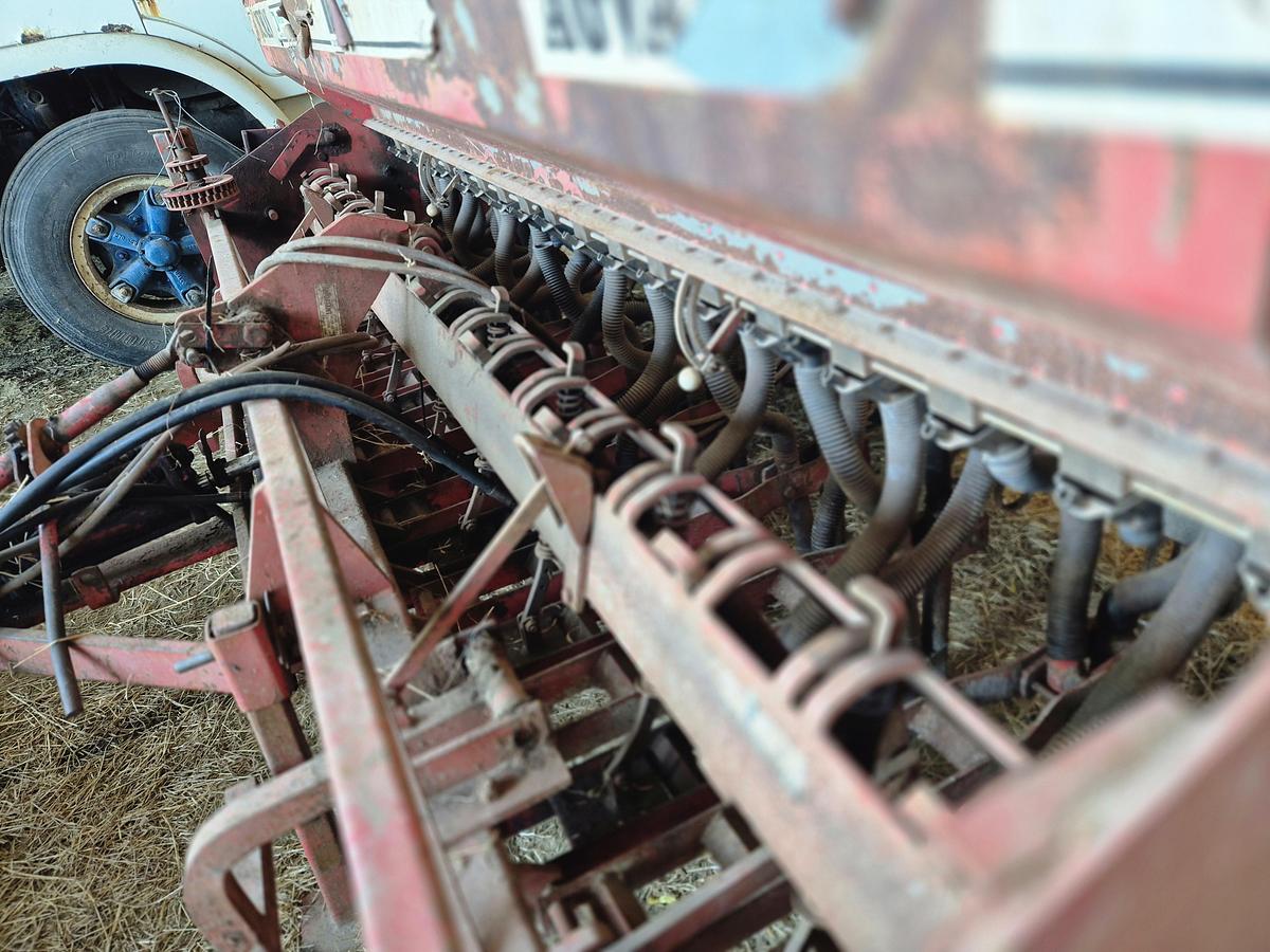 Used Duncan 3m Tyne Drill with trailer