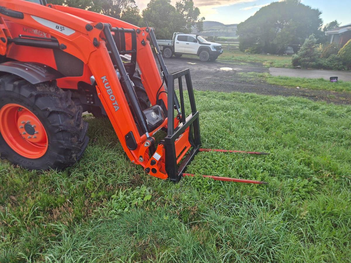 Used Kubota M126GX Tractor with Quicke Loader