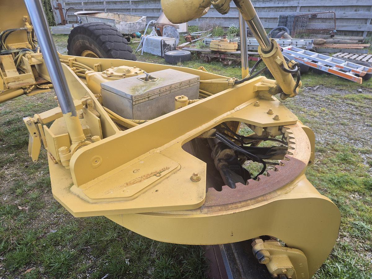 Used Komatsu GD 655