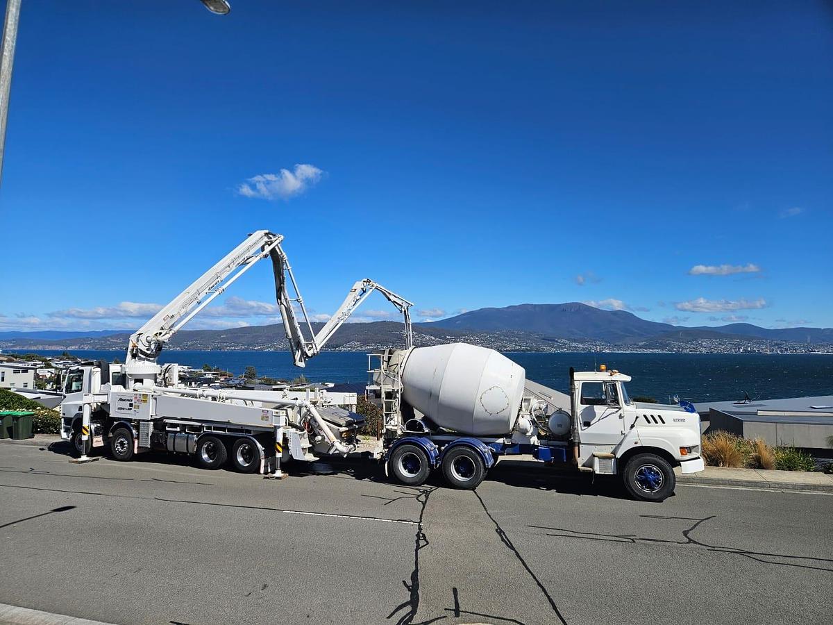 Used 1995 Ford L8000 Concrete Agitator Truck