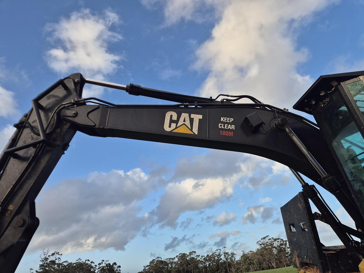 Used Caterpillar 320D2 FM