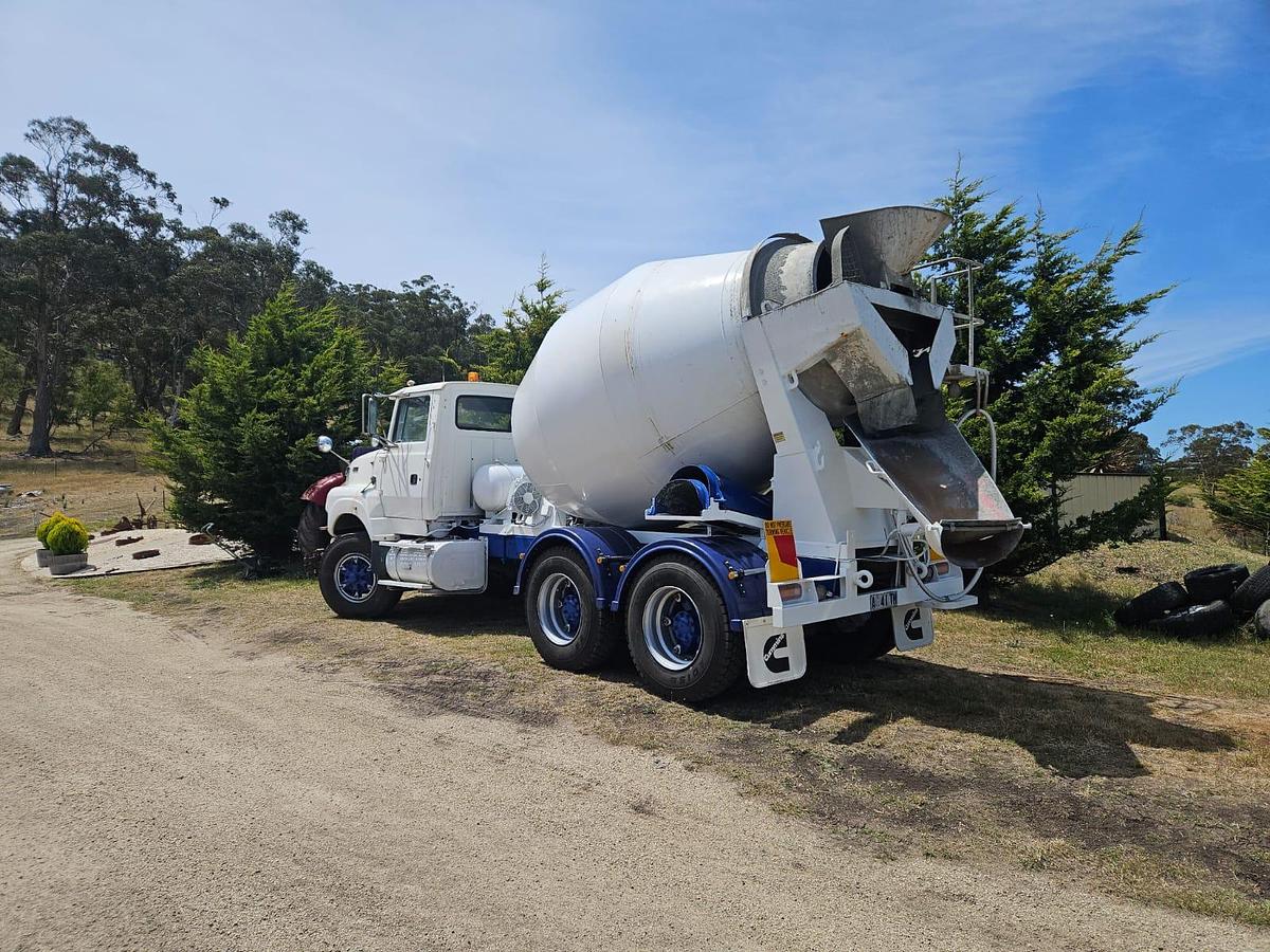 Used 1995 Ford L8000 Concrete Agitator Truck
