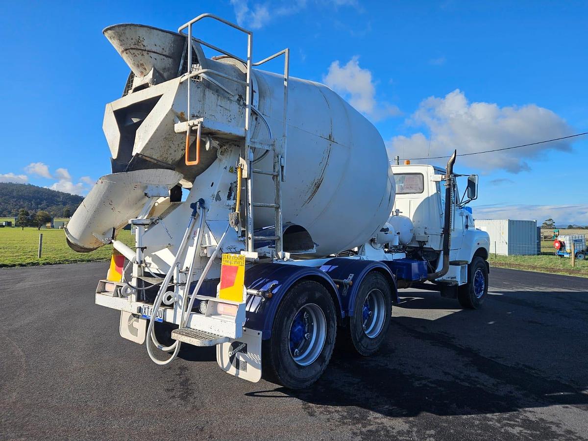 Used 1995 Ford L8000 Concrete Agitator Truck