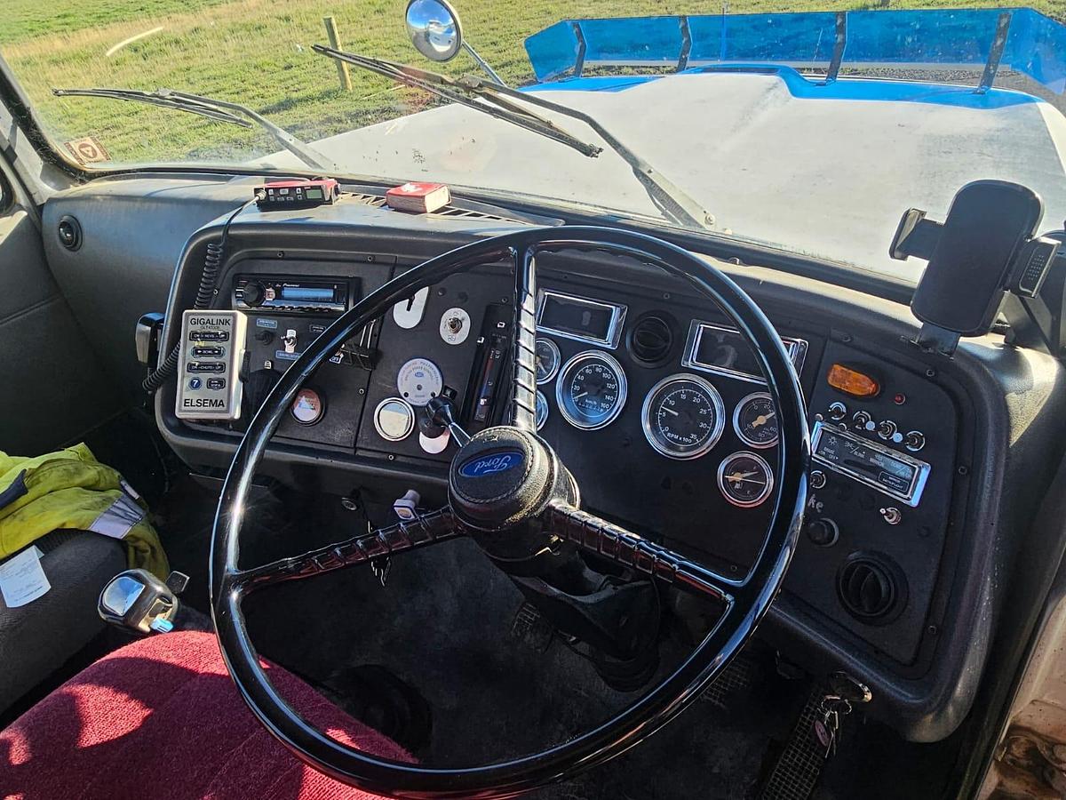 Used 1995 Ford L8000 Concrete Agitator Truck