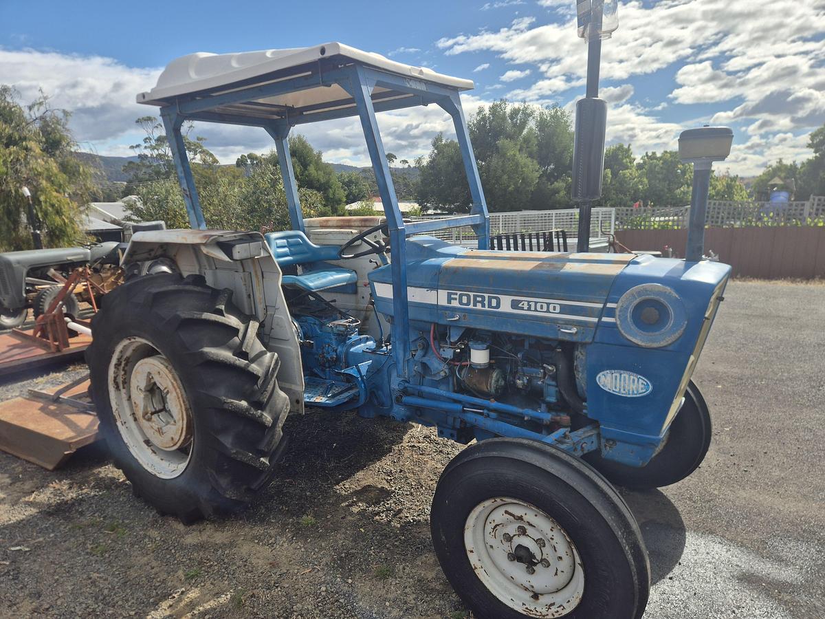 Used 1982 Ford 4100 2wd Tractor