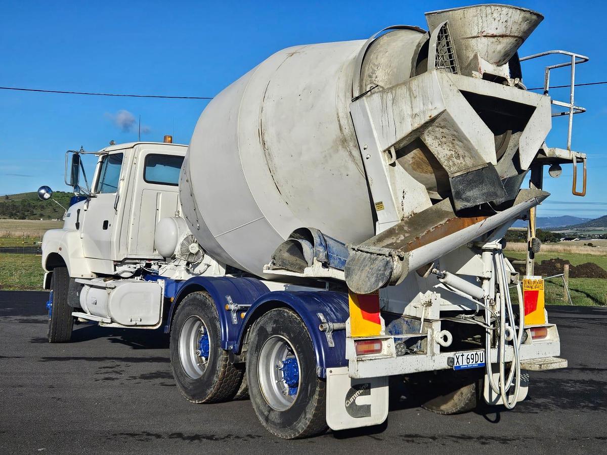 Used 1995 Ford L8000 Concrete Agitator Truck
