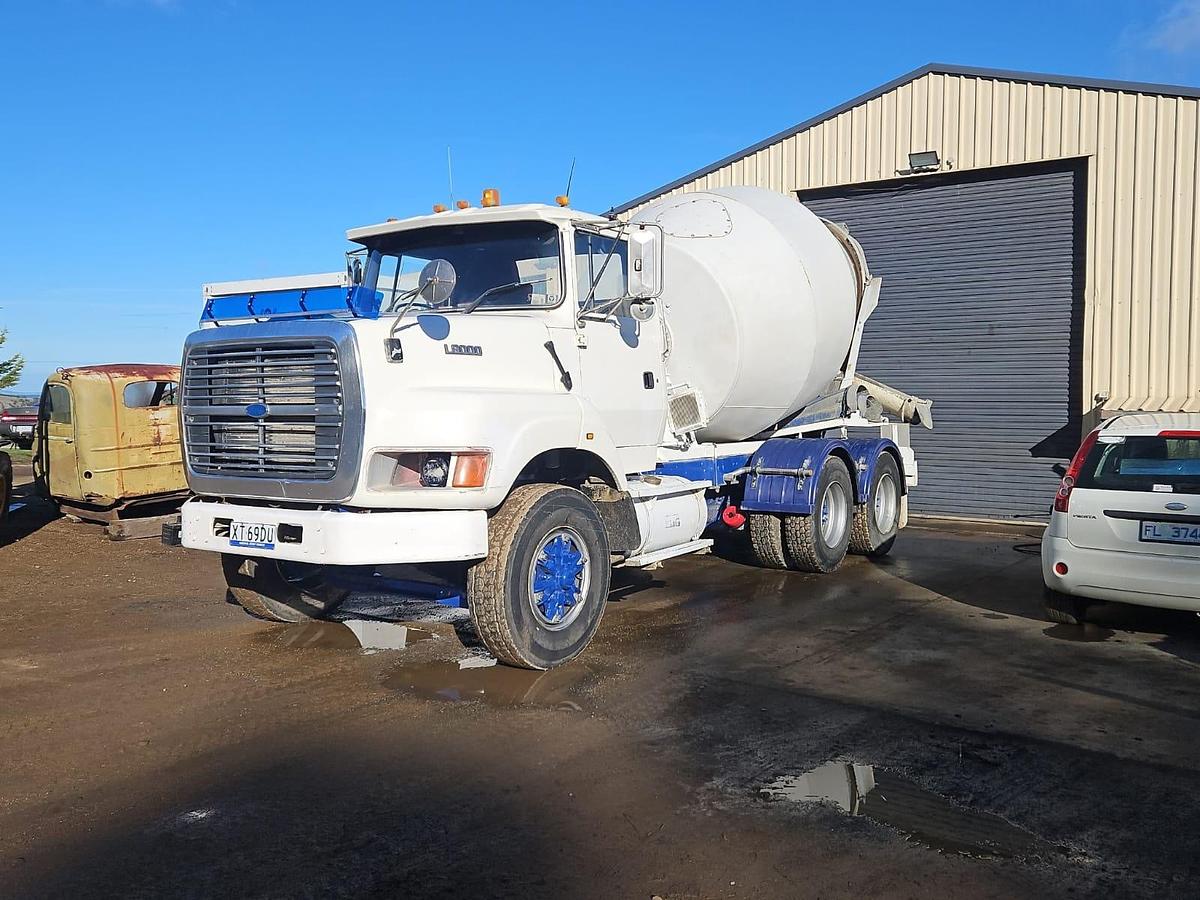 Used 1995 Ford L8000 Concrete Agitator Truck