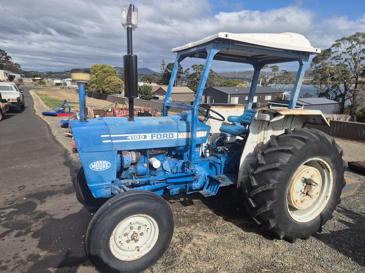 Used 1982 Ford 4100 2wd Tractor
