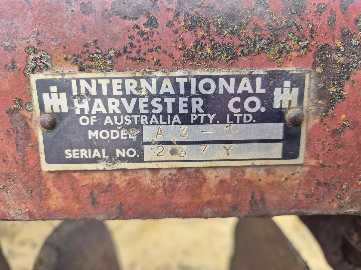 Used International  Una-Beam 18 Plate Offset Discs