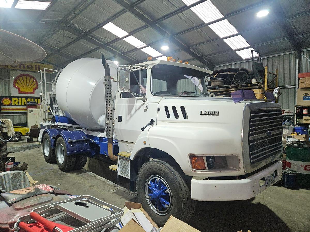 Used 1995 Ford L8000 Concrete Agitator Truck