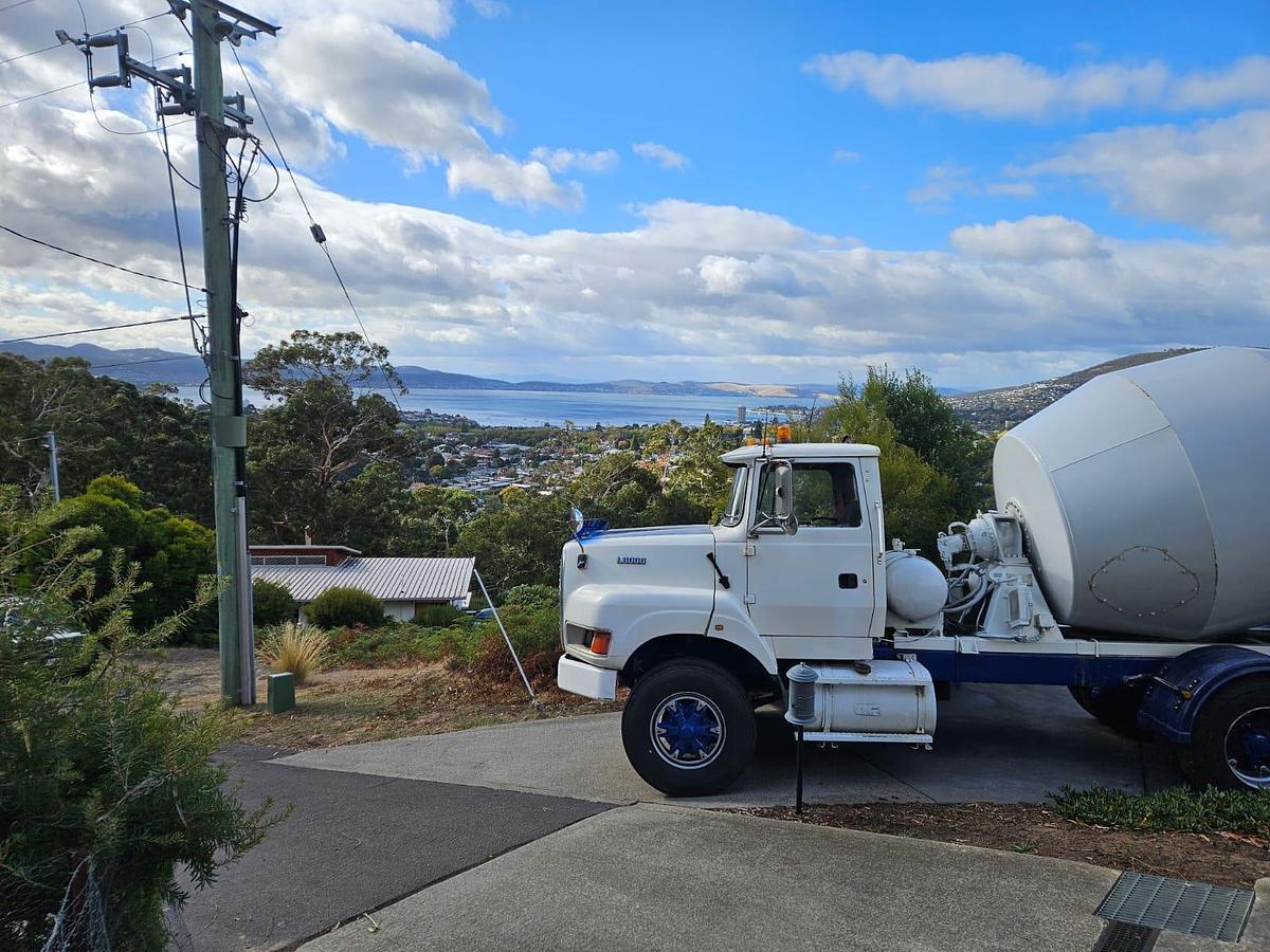 Used 1995 Ford L8000 Concrete Agitator Truck
