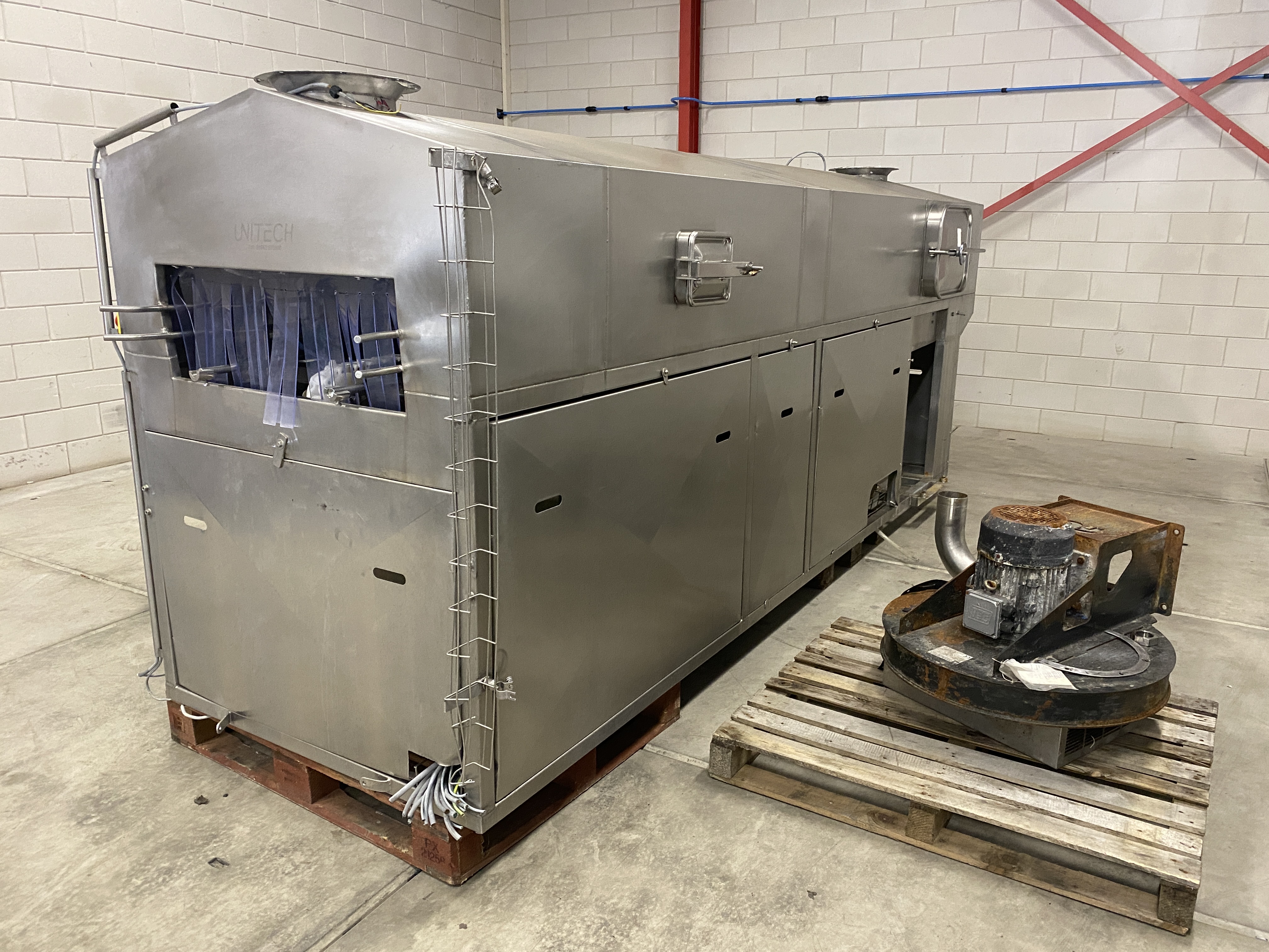 Used Unitech crate washer Single track washer with exit conveyor