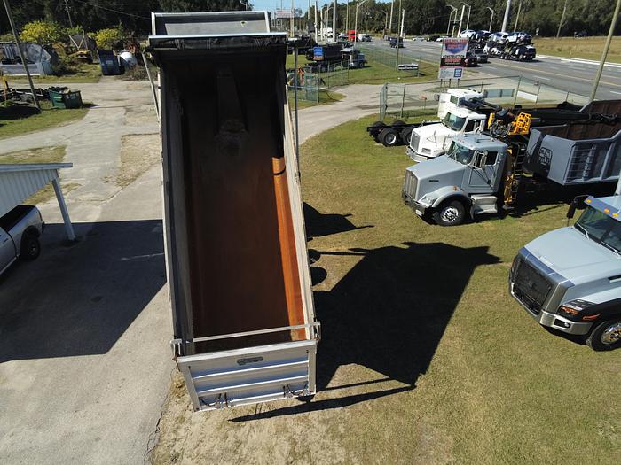 Used 2011 Kenworth T800 tri axle dump truck