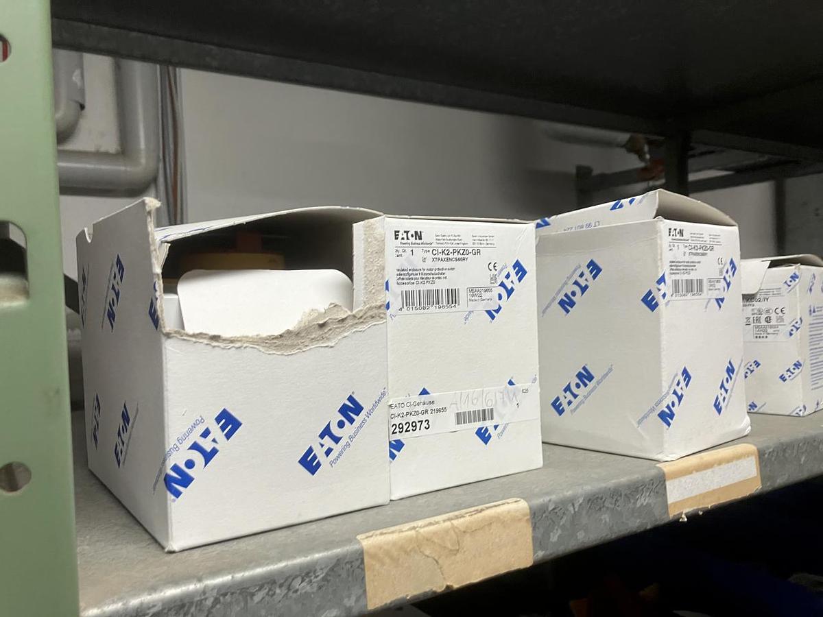 Used NN Raum mit Elektroersatzteilen