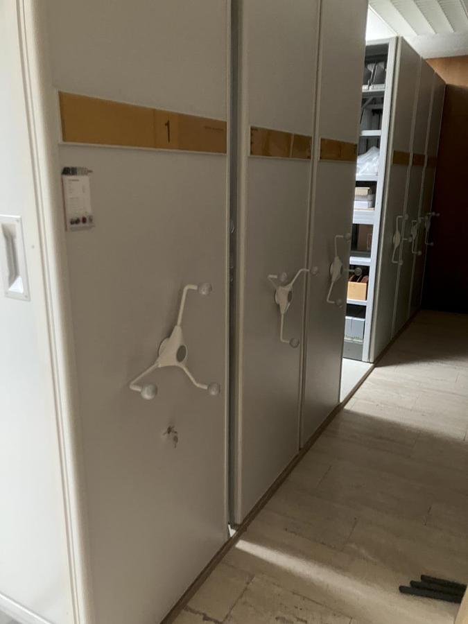 Used NN Raum mit Kopierer Ablagen und großen Schränken