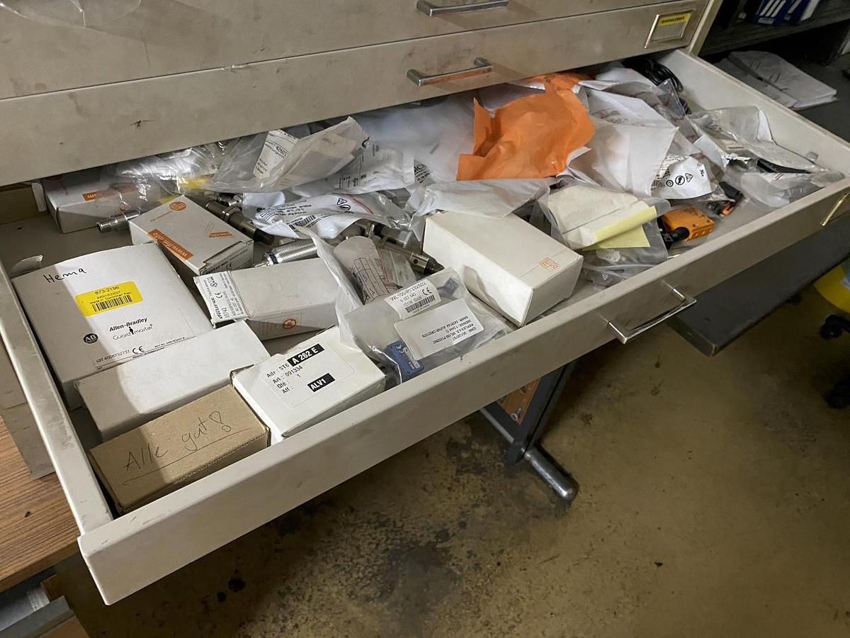 Used NN Raum mit Elektroersatzteilen
