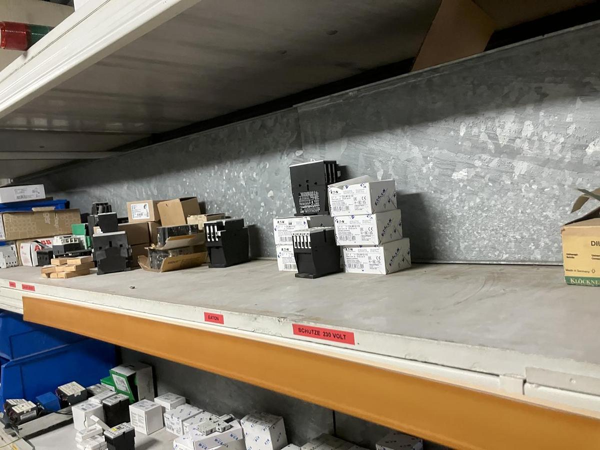 Used NN Raum mit Elektroersatzteilen