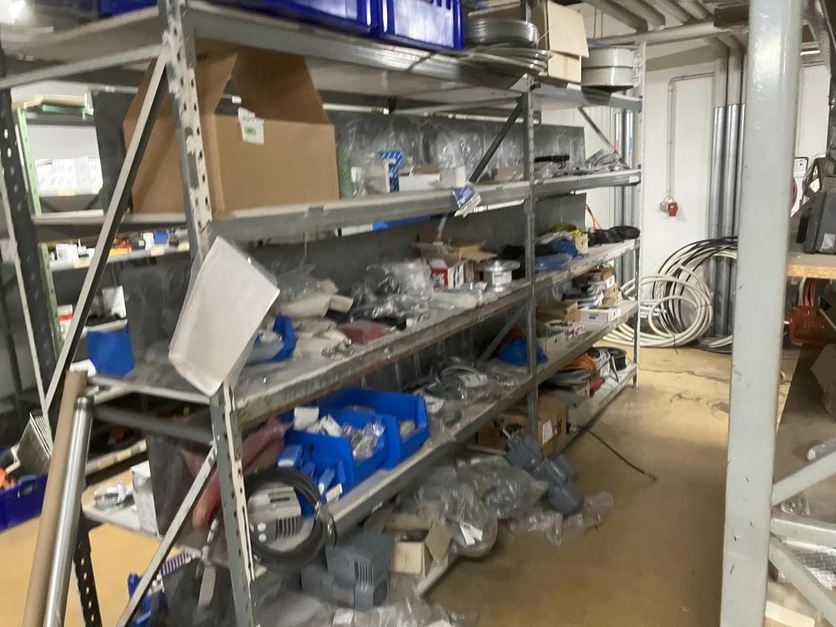 Used NN Raum mit Elektroersatzteilen