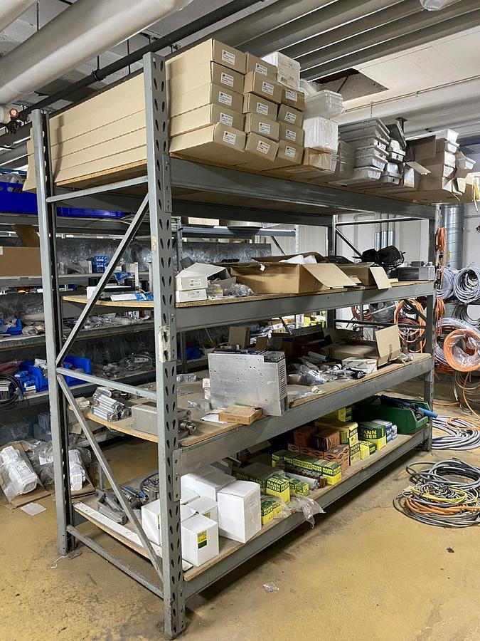Used NN Raum mit Elektroersatzteilen