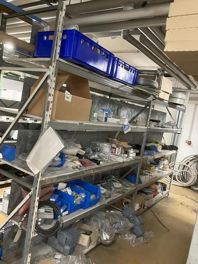 Used NN Raum mit Elektroersatzteilen