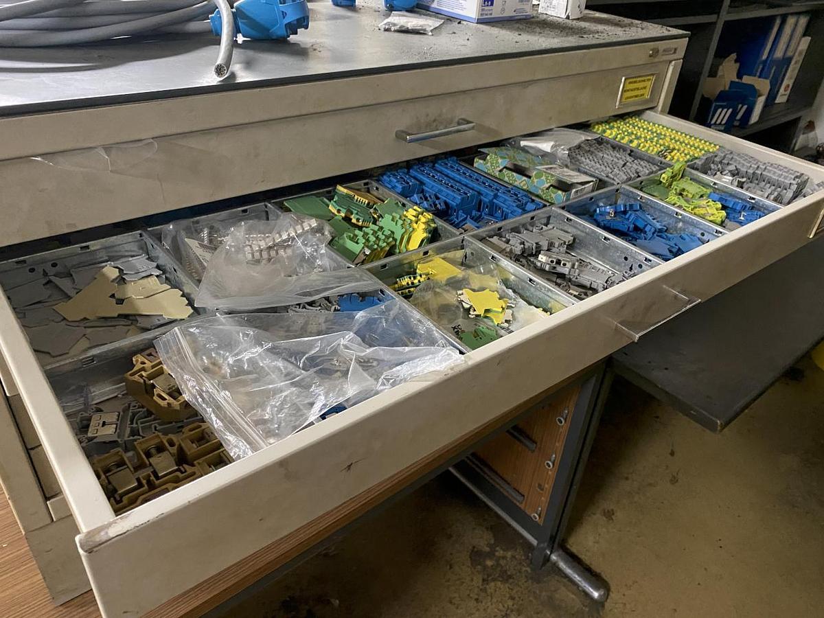 Used NN Raum mit Elektroersatzteilen