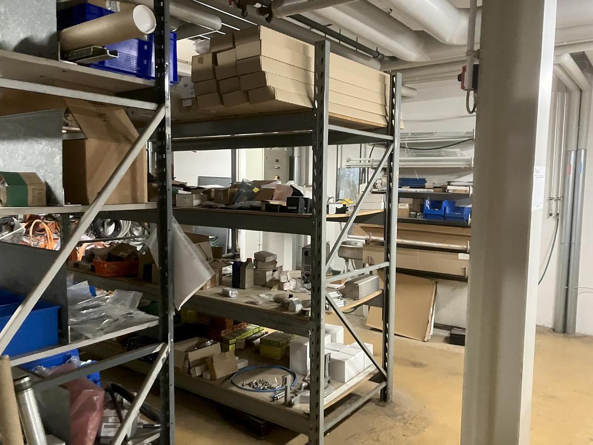 Used NN Raum mit Elektroersatzteilen