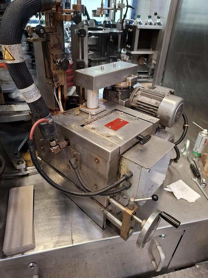 Gebraucht 2004 KHS Anker Roland 10 HS Heißleim-Rundumetikettiermaschine