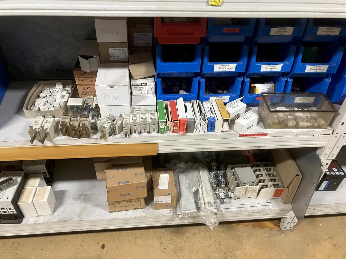 Used NN Raum mit Elektroersatzteilen