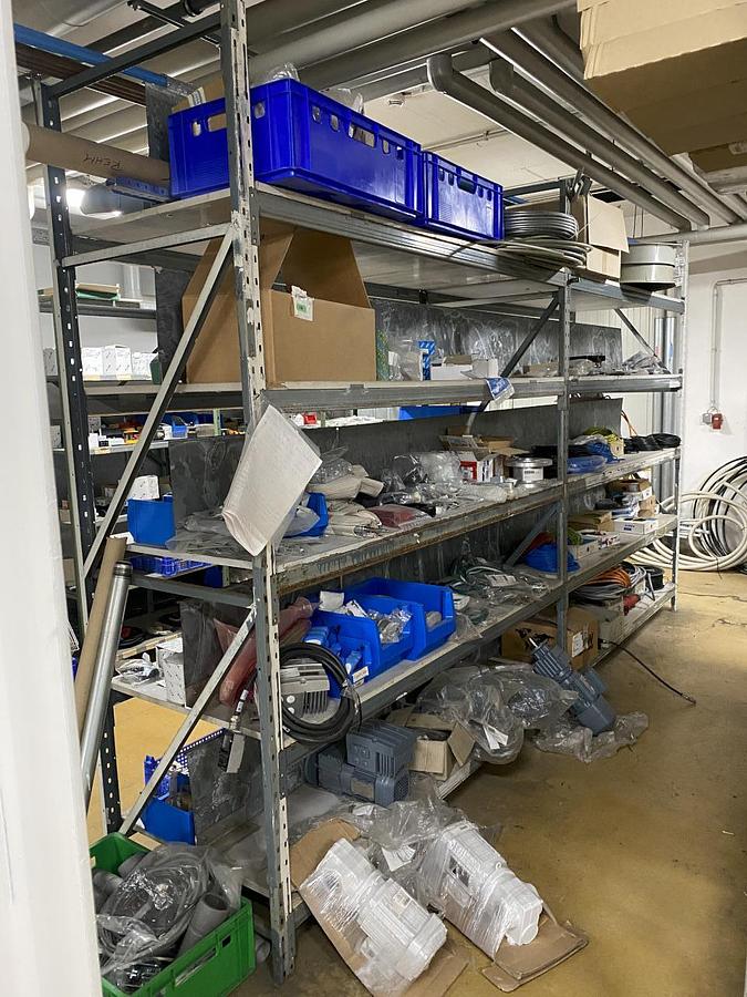 Used NN Raum mit Elektroersatzteilen