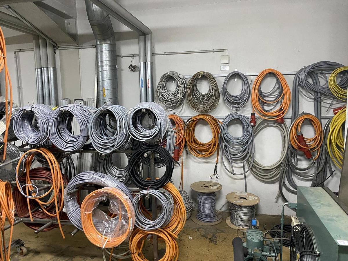 Used NN Raum mit Elektroersatzteilen