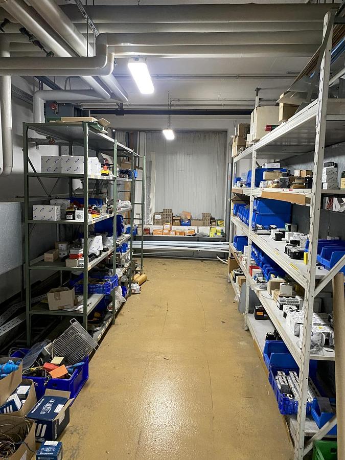 Used NN Raum mit Elektroersatzteilen