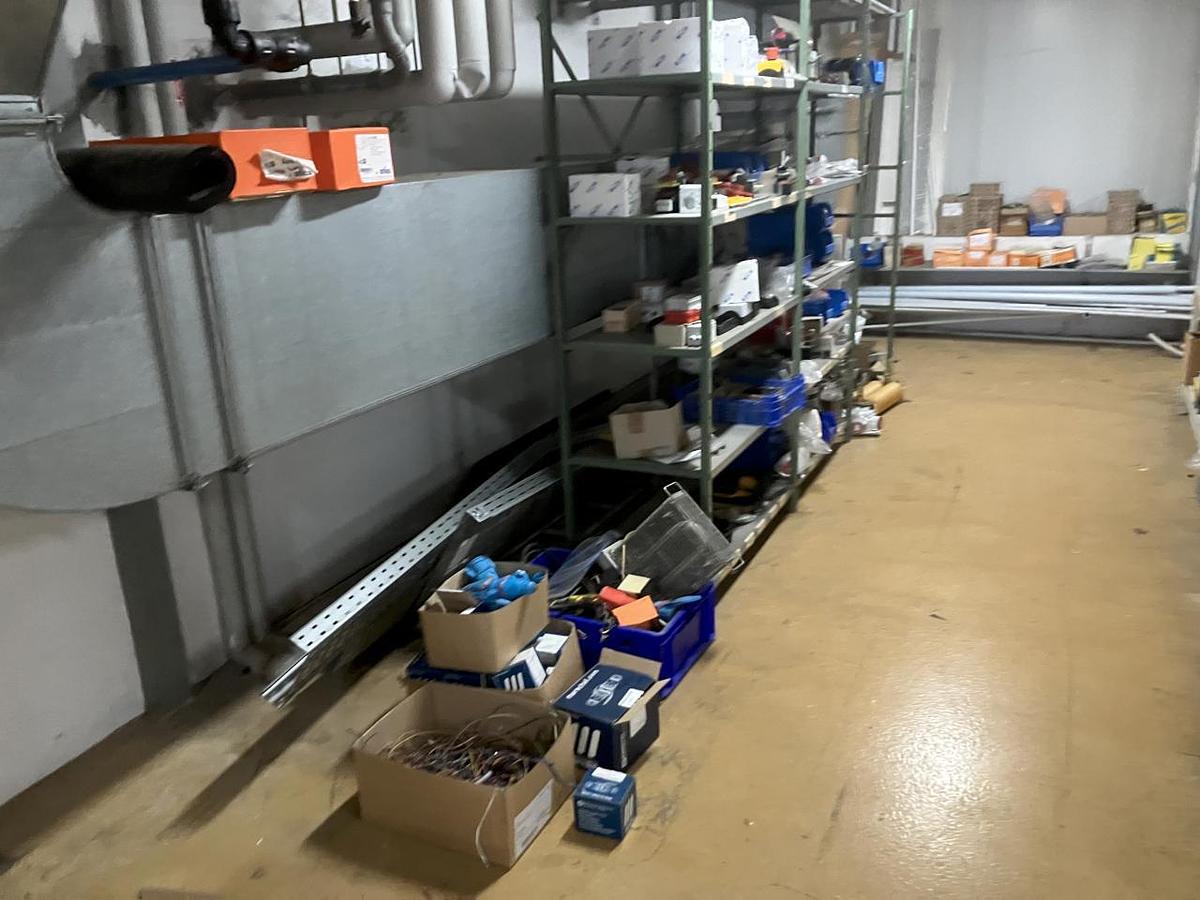 Used NN Raum mit Elektroersatzteilen