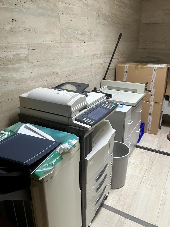 Used NN Raum mit Kopierer Ablagen und großen Schränken