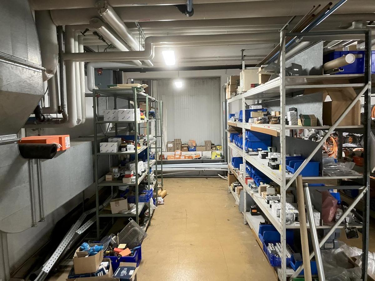 Used NN Raum mit Elektroersatzteilen
