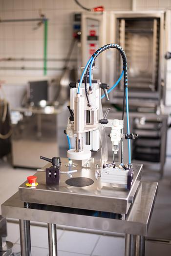 Tisch - Gläserverschließmaschine, manuell - NEU