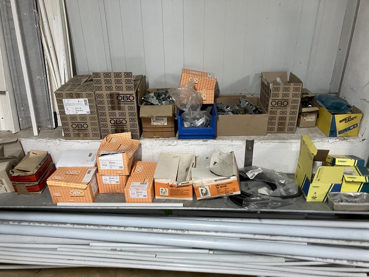 Used NN Raum mit Elektroersatzteilen