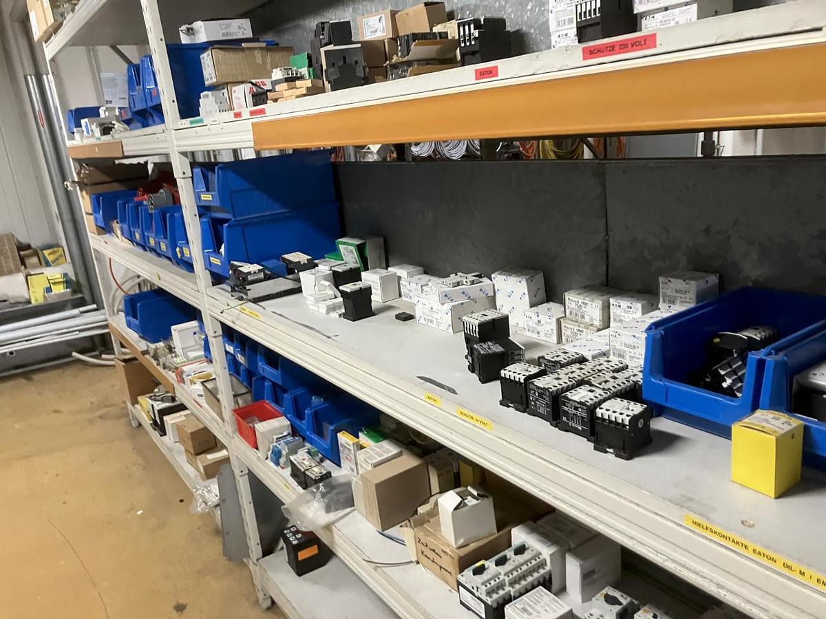 Used NN Raum mit Elektroersatzteilen