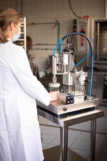 Tisch - Gläserverschließmaschine, manuell - NEU