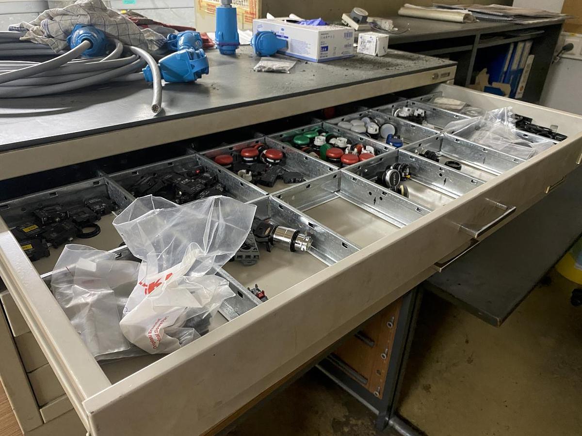 Used NN Raum mit Elektroersatzteilen