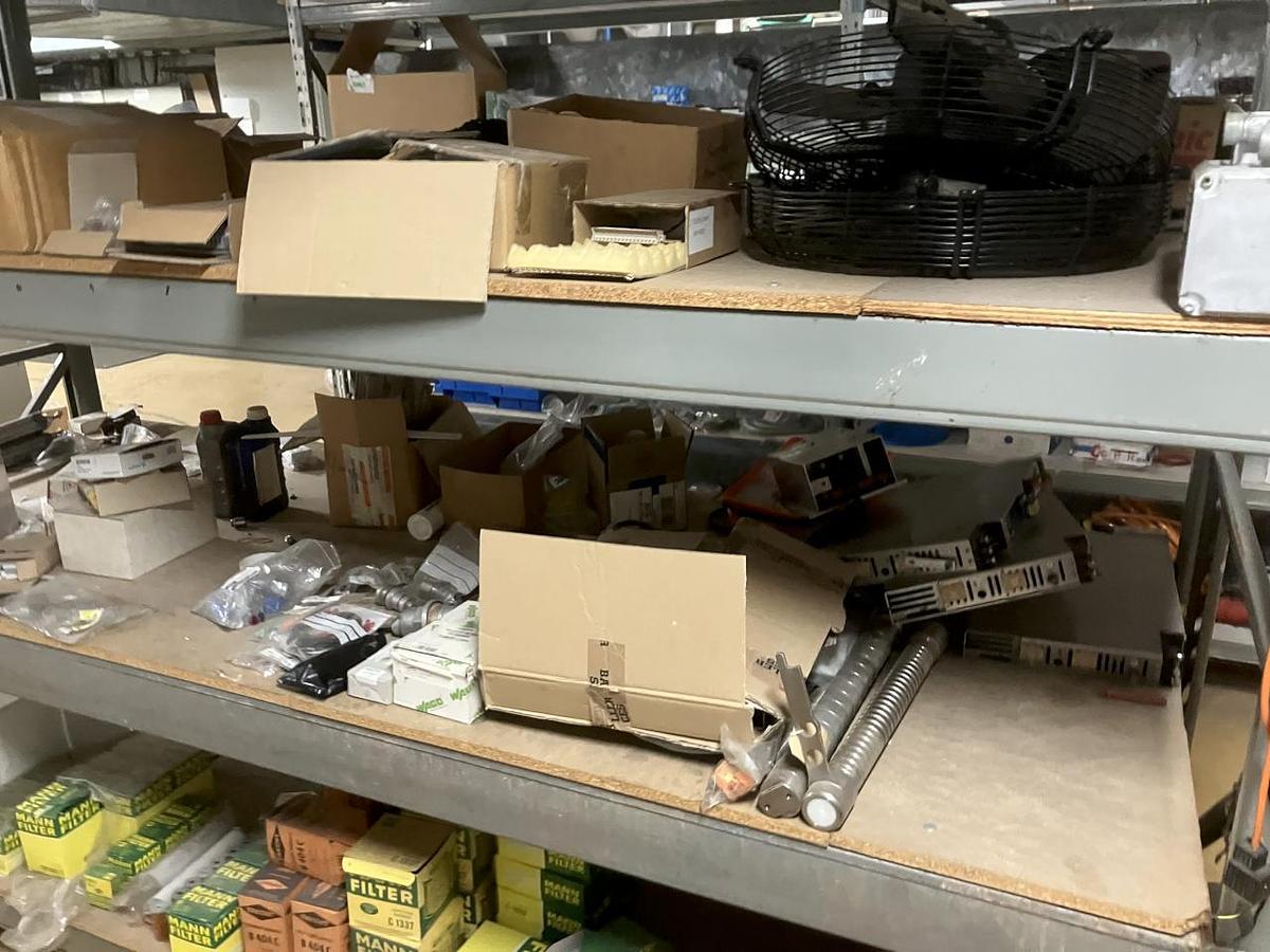 Used NN Raum mit Elektroersatzteilen