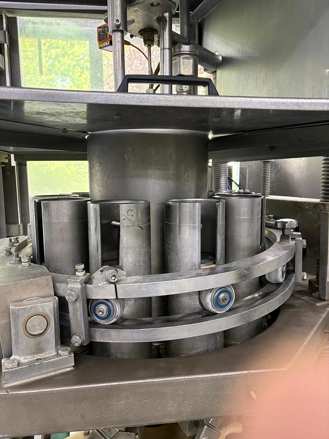 Gebraucht 1998 Ferrum FK10E Rotations-Kolbenfüller / volumetrische Füllmaschine mit 10 Füllstationen