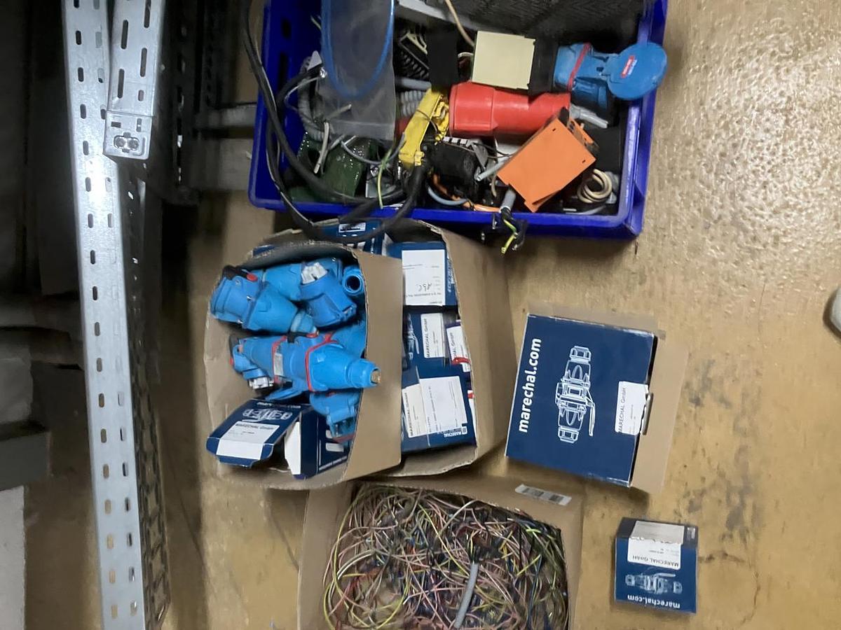 Used NN Raum mit Elektroersatzteilen