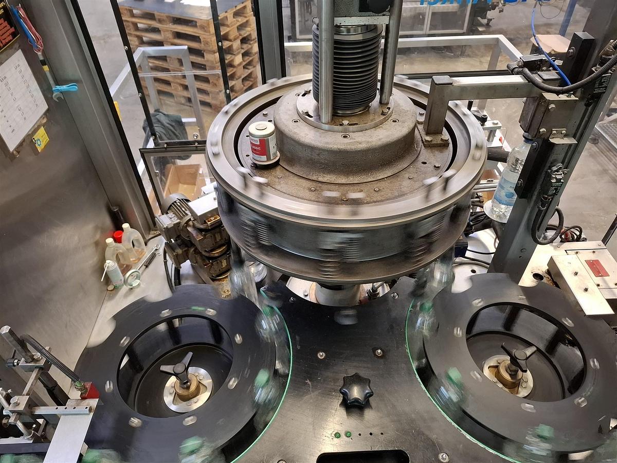 Gebraucht 2004 KHS Anker Roland 10 HS Heißleim-Rundumetikettiermaschine